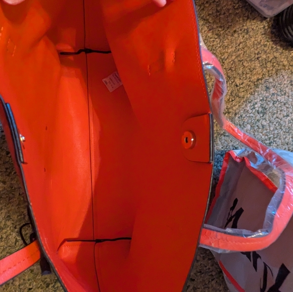 🩷💚🩷Red Faux Leather Tote With Wallet - Red (CALL OUTS) - Picture 5 of 12